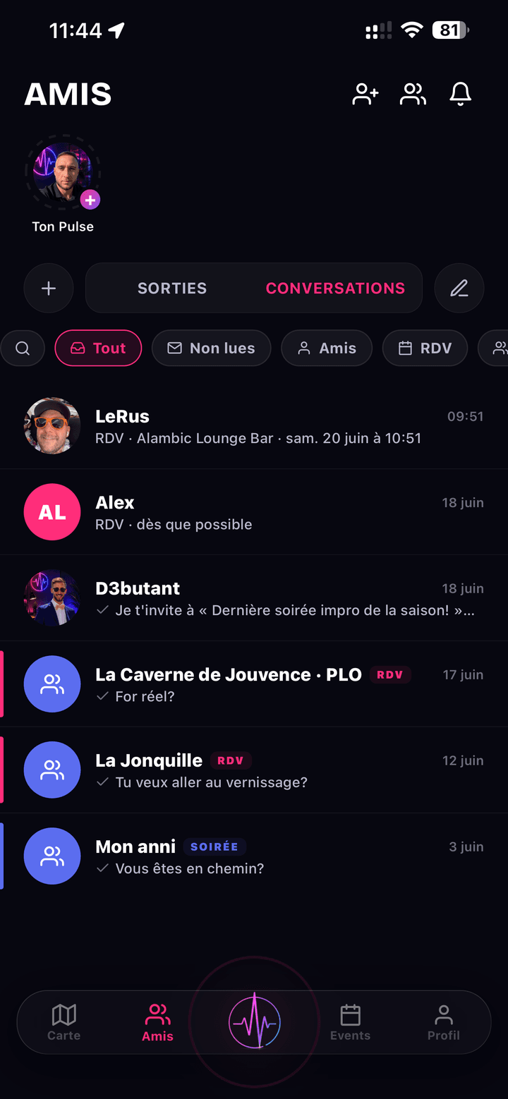 Onglet Conversations de NoctiPulse : fil de discussions filtrable Tout, Non lues, Amis, RDV, avec messages d'amis, RDV à l'Alambic Lounge Bar et invitation à une soirée